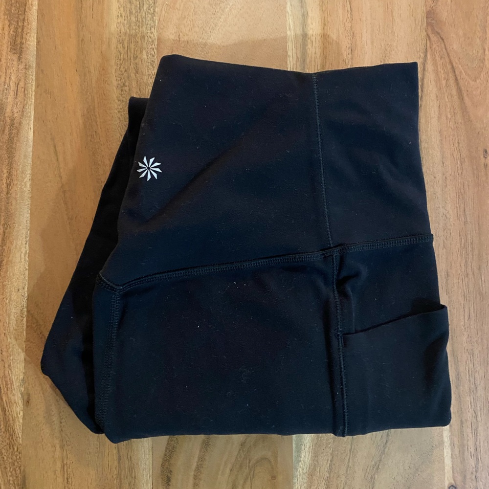 Black Athleta Salutation Stash Pocket II 7/8 Leggings